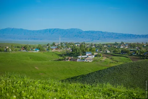 Қыздар өздерінің түкті кискаларын және спермасын мастурбациялайды Моншадағы порно